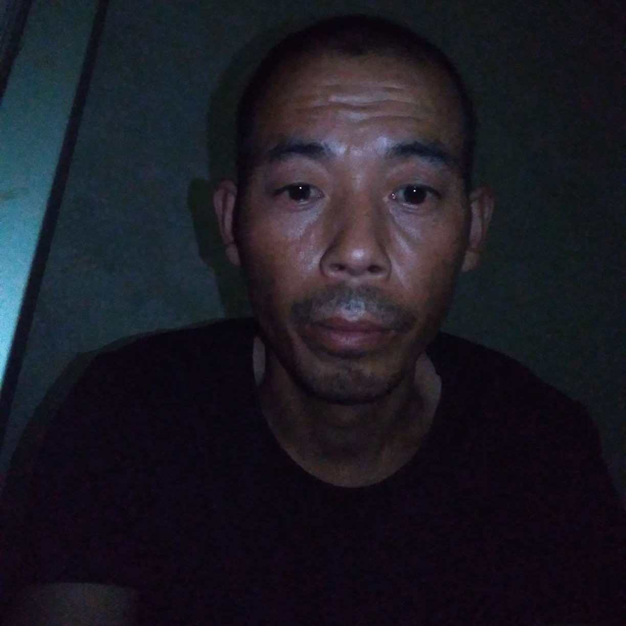 红玫瑰挽手忧虑的照片