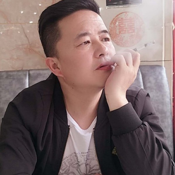 结实蹙眉大叔的照片