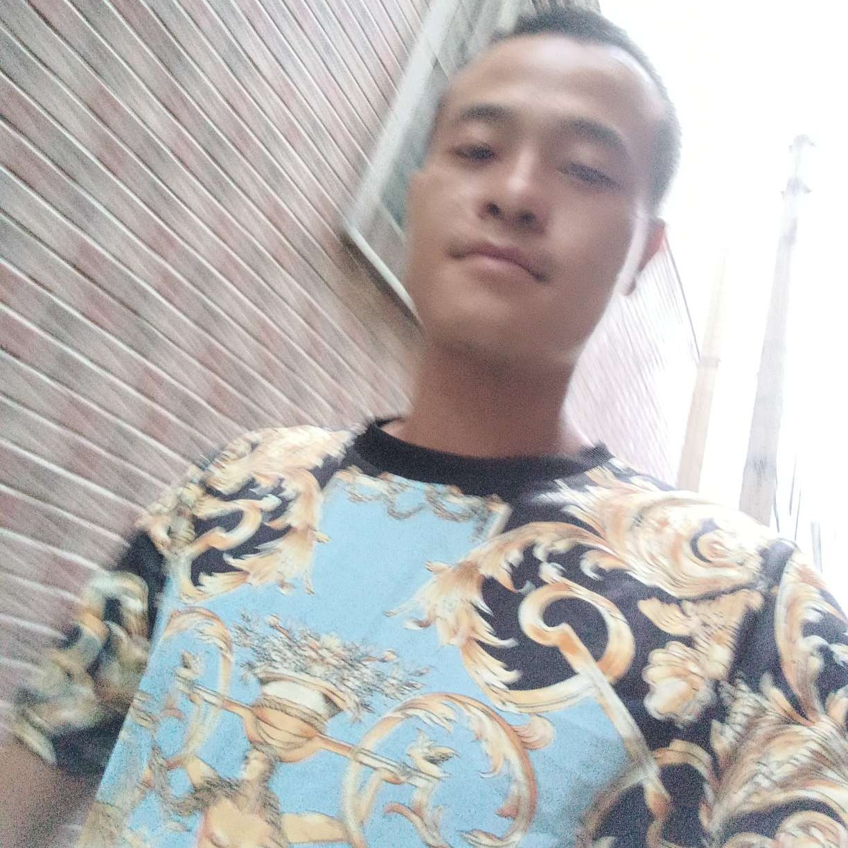 老实那洛尘的照片