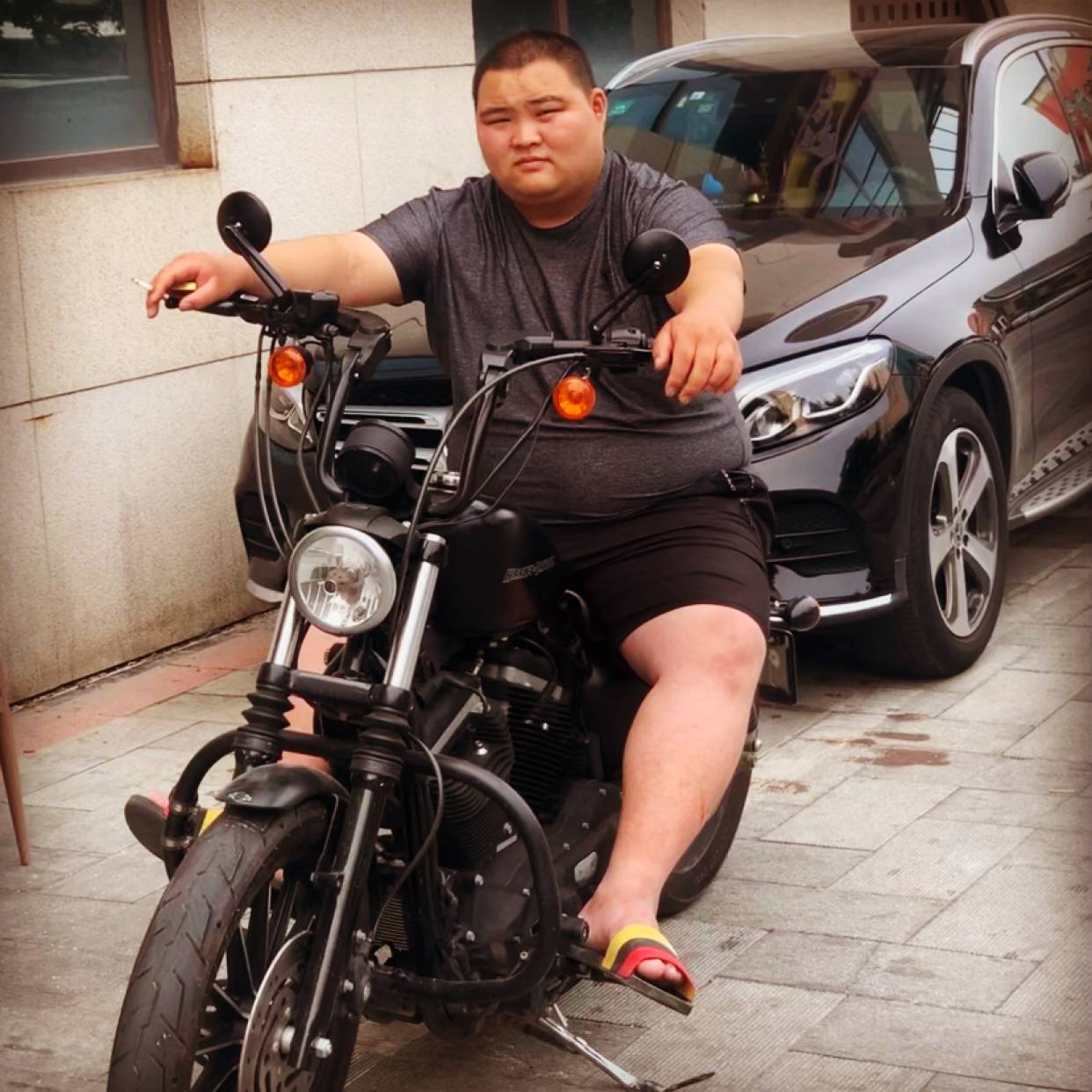 拉长挽手的照片
