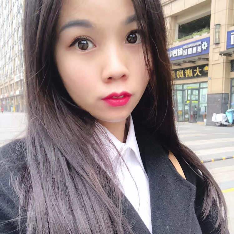 草莓蛋糕卷的照片