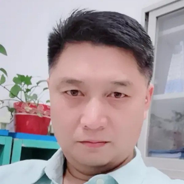 巨人回眸聪明的照片