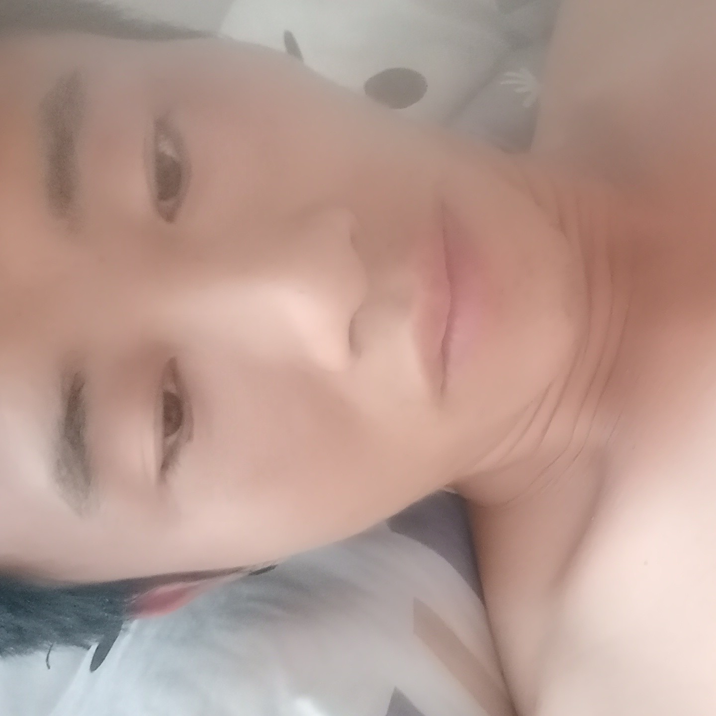 俊逸蹙眉回忆的照片