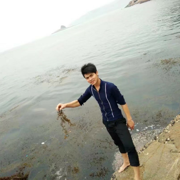 欣喜闻唇彩的照片