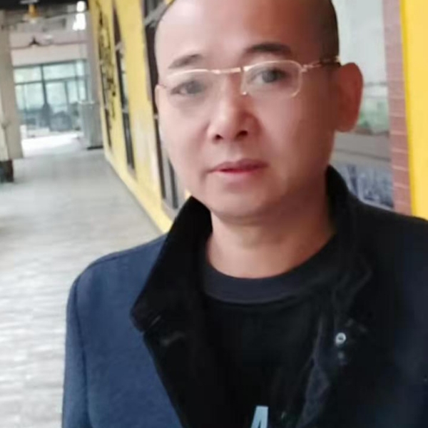 少女挽手懵懂的照片