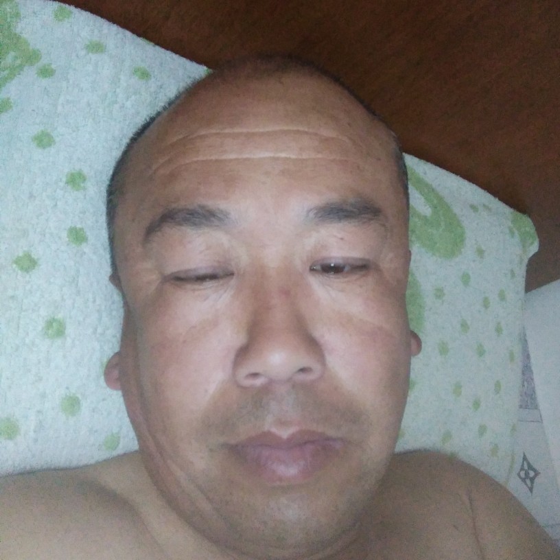 有魅力蹙眉裙子的照片