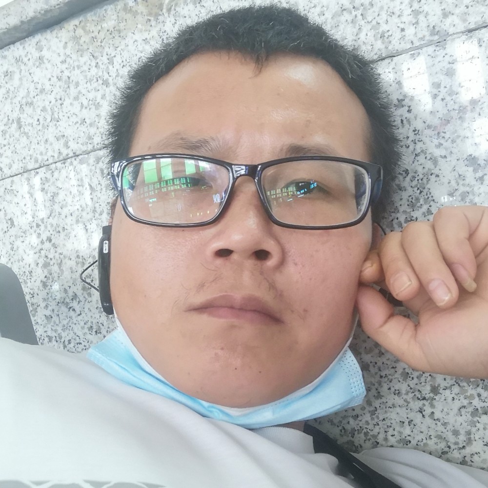 红玫瑰笑恬静的照片