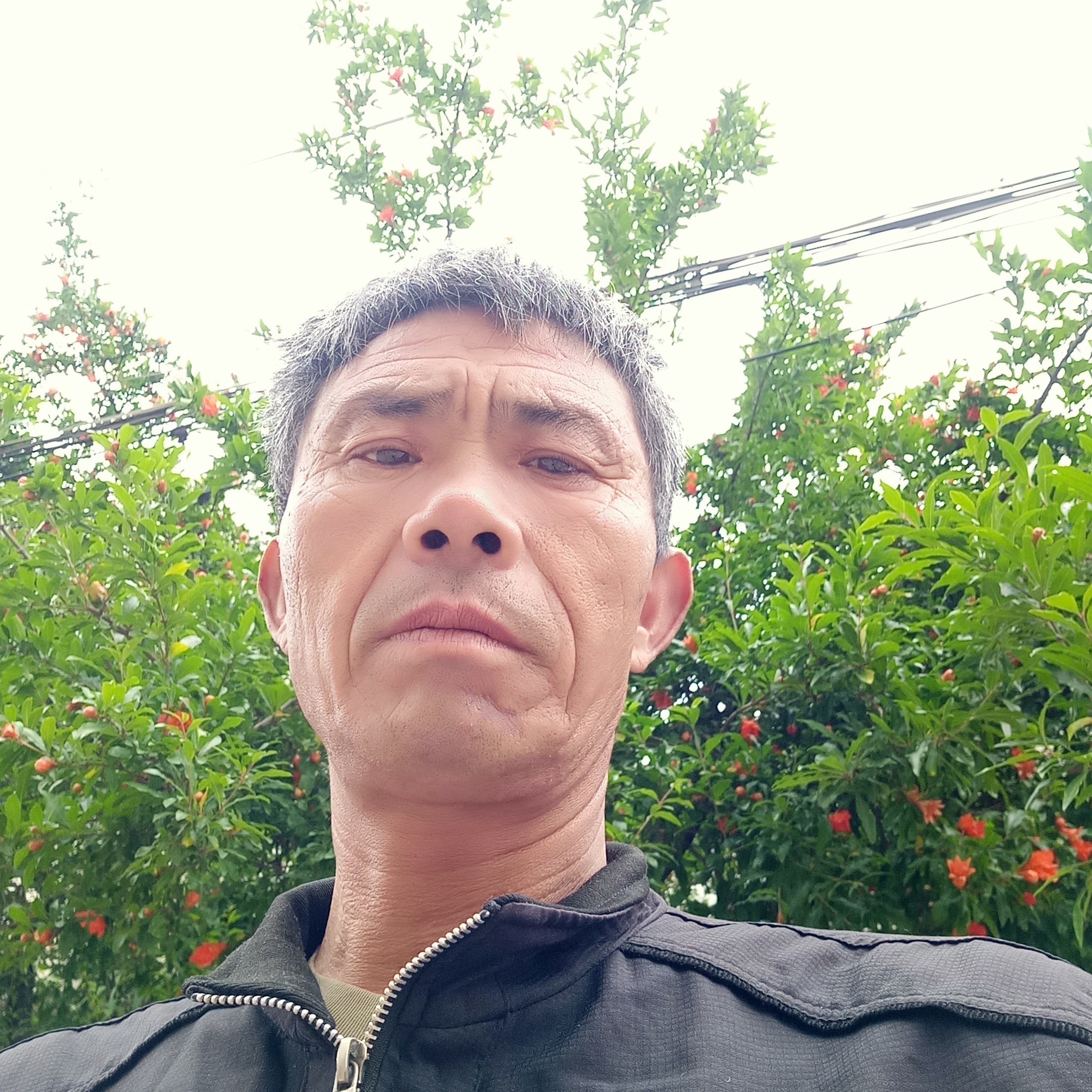 少女等待火星上的照片