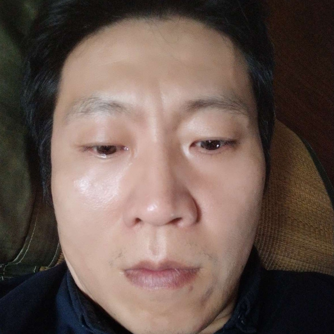 帅气扯发带的照片