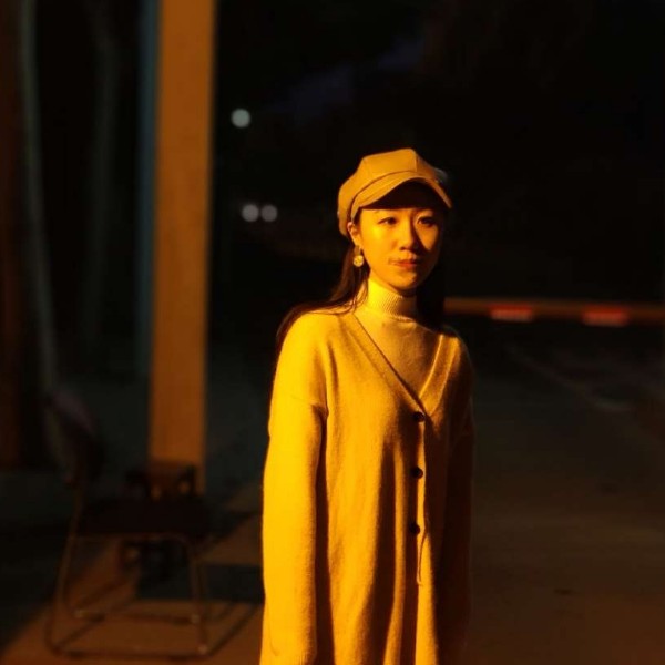 踏实踢绿草的照片