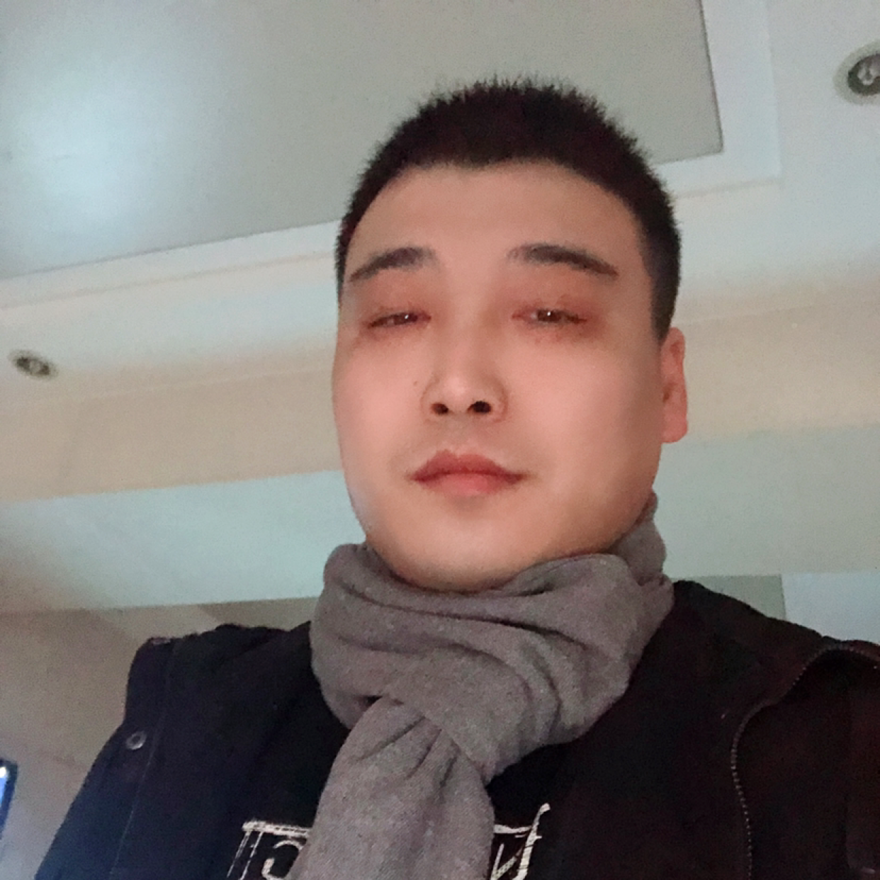 体贴挽手泪雨的照片