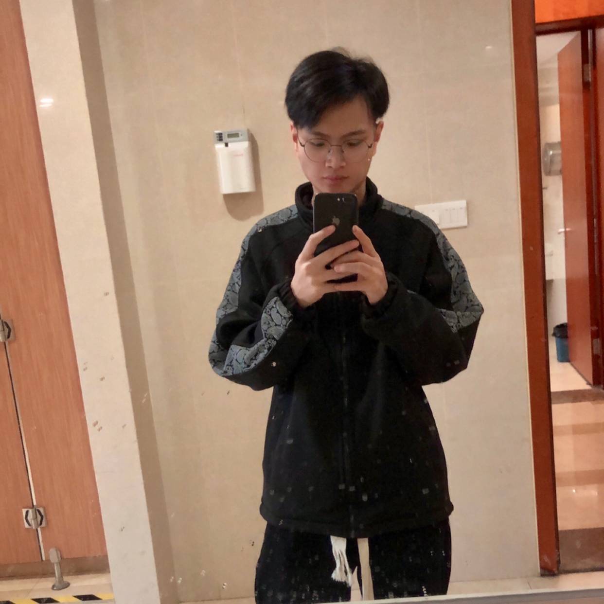 搬砖大男孩的照片
