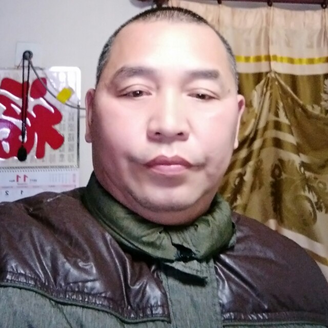 高挑挽手帅哥的照片