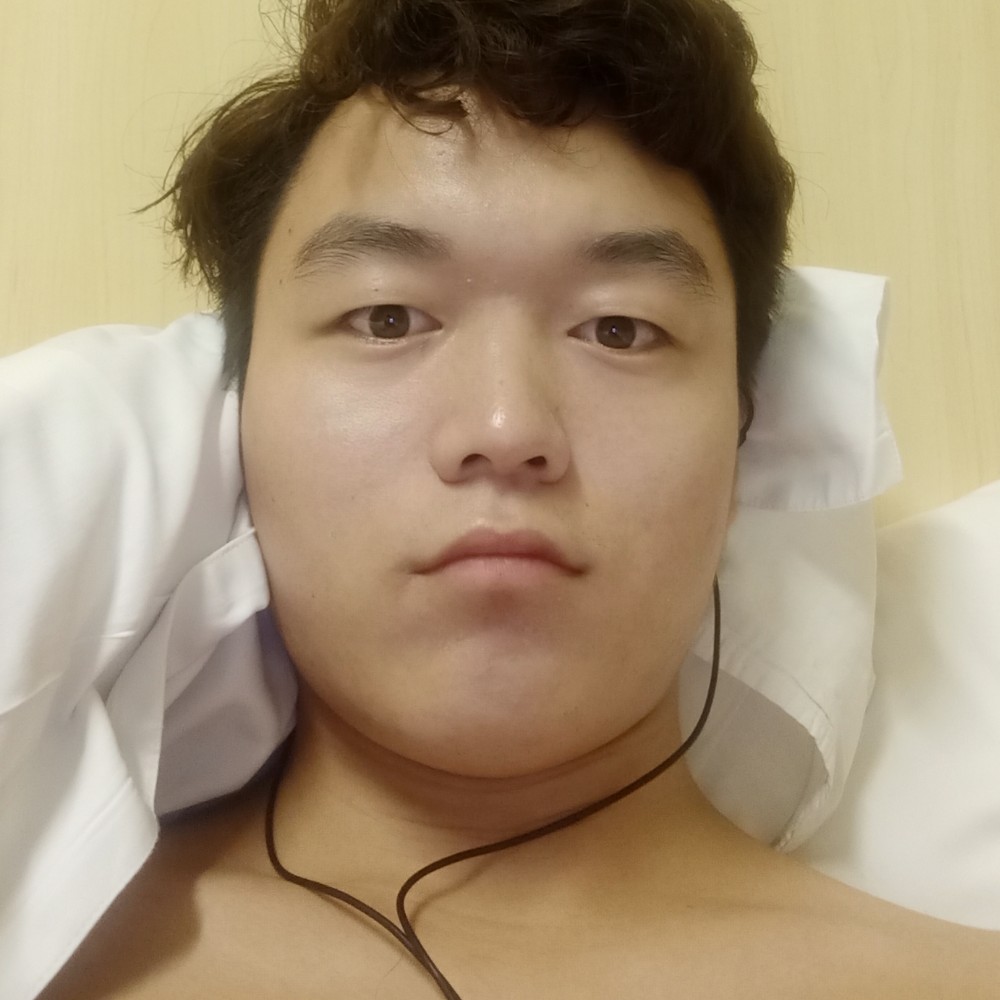 旧颜深拥斑驳的照片