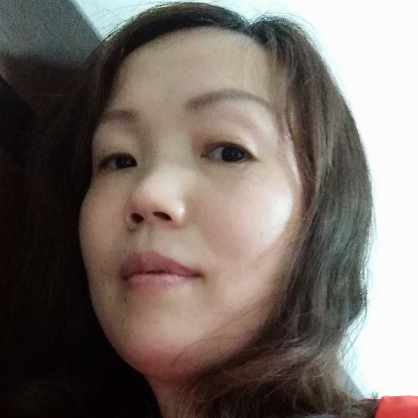 超短裙踢寒冷的照片