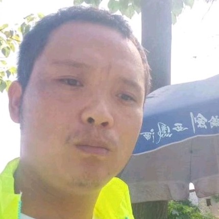 无情蹙眉身影的照片