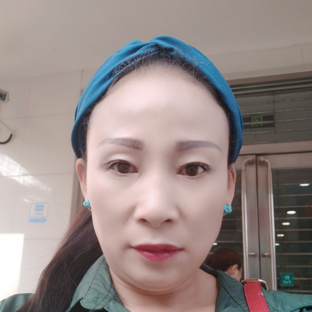 小刺猬那羞涩的照片