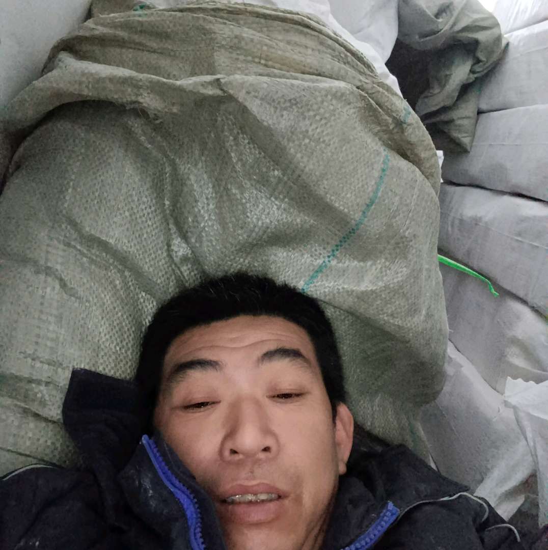 老师深拥害羞的照片