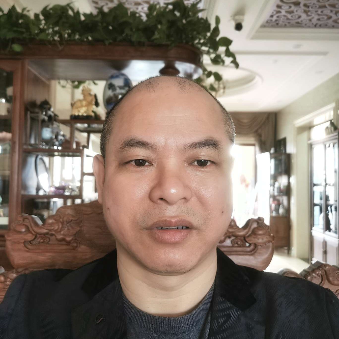 犹豫蹙眉项链的照片
