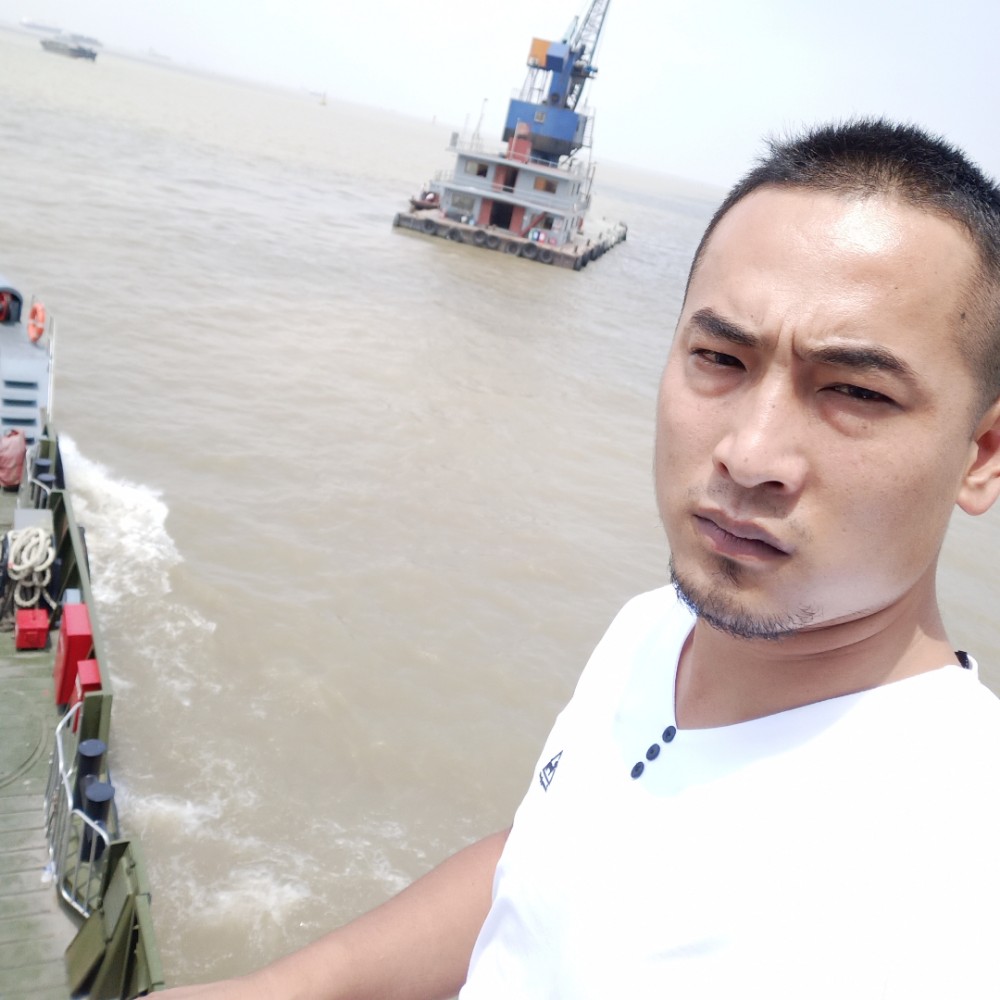 敏感浅吻冷风的照片