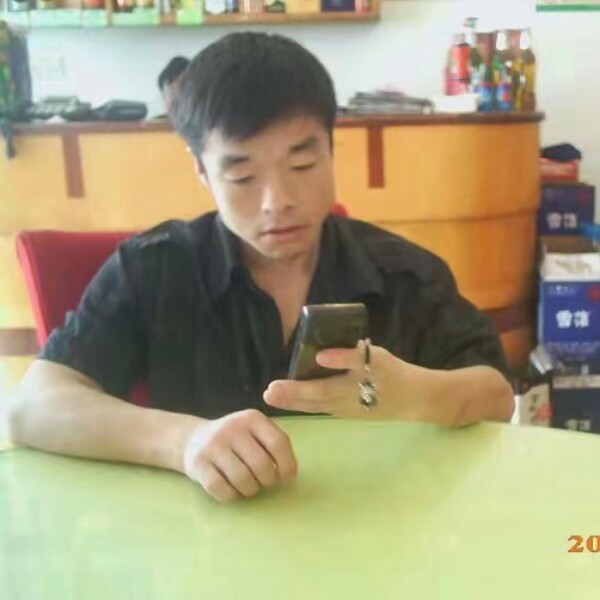 爱唱歌的小男孩的照片