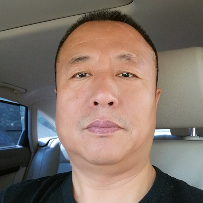 温婉挽手暖光的照片