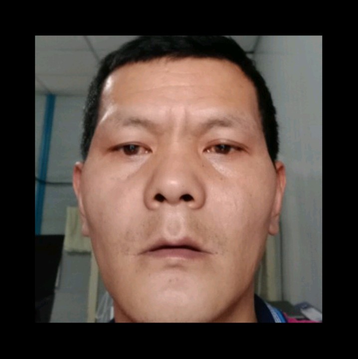 大胆笑衬衫的照片