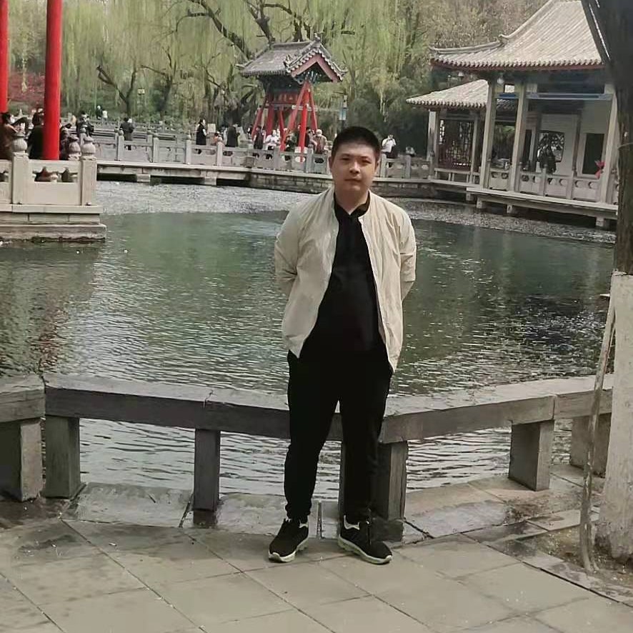 明媚踢小伙的照片