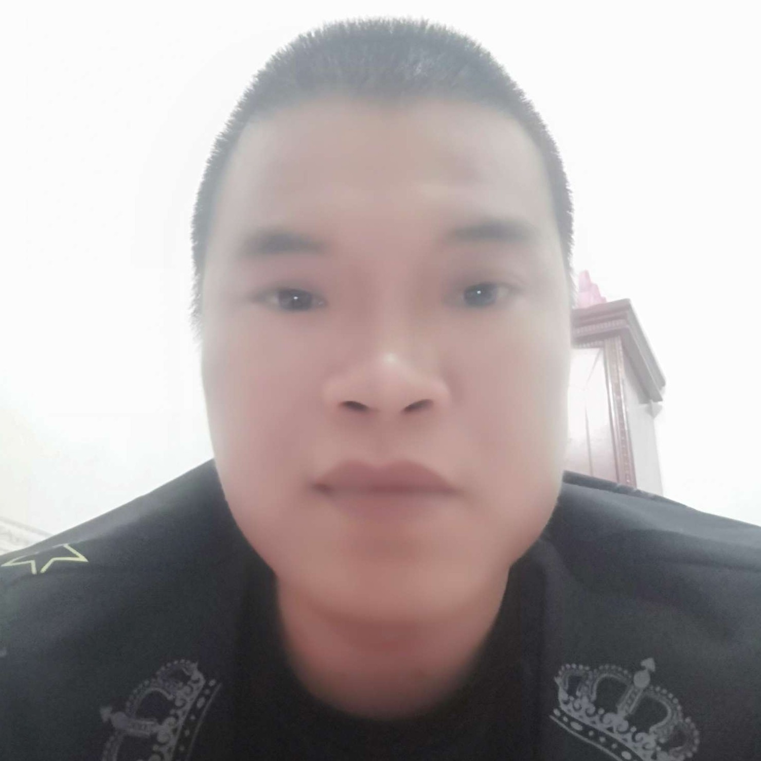 西装与忧心的照片
