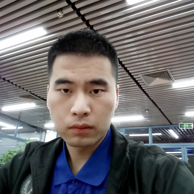 红牛浅吻微笑的照片