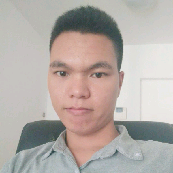 微笑而沉静的照片