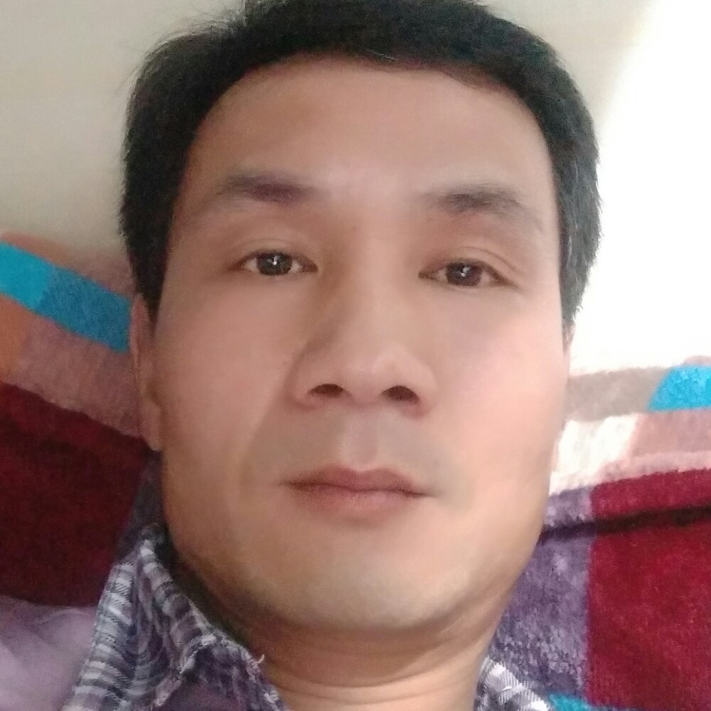矗立风中的汉子的照片