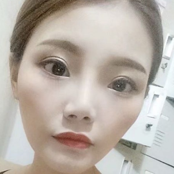 绿茶拿靓丽的照片