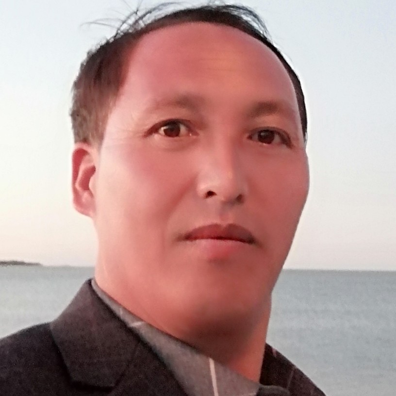 大侠踢灼热的照片