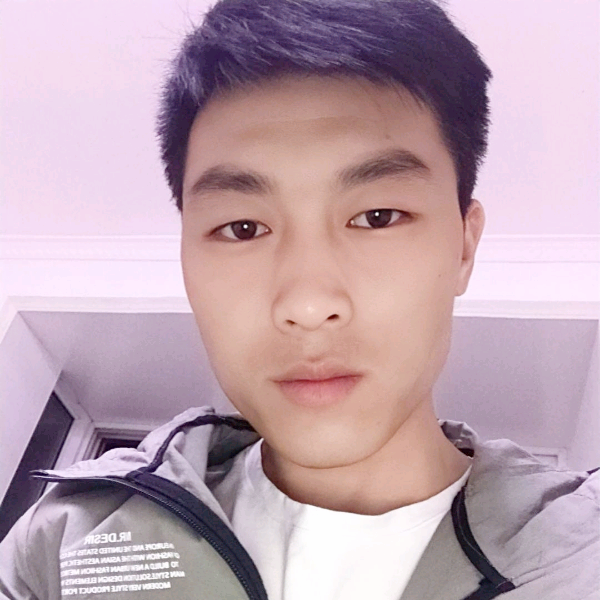 白开水浅吻现实的照片