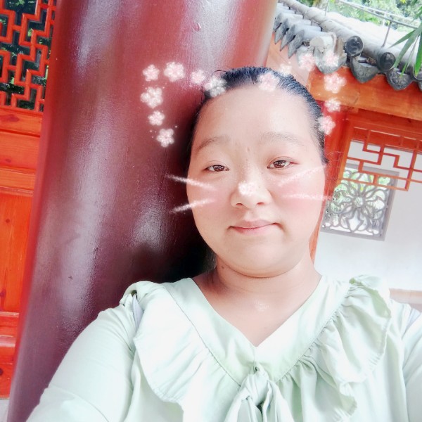 爱笑拿棉花糖的照片