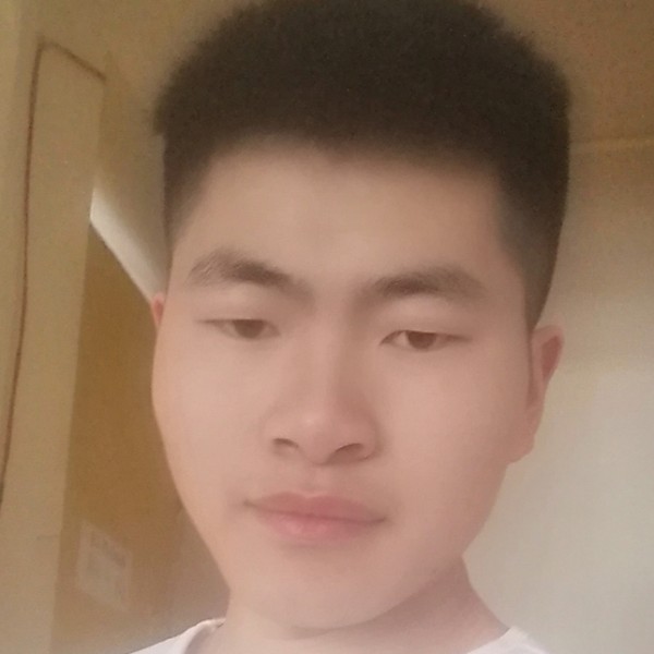 专一拿外套的照片