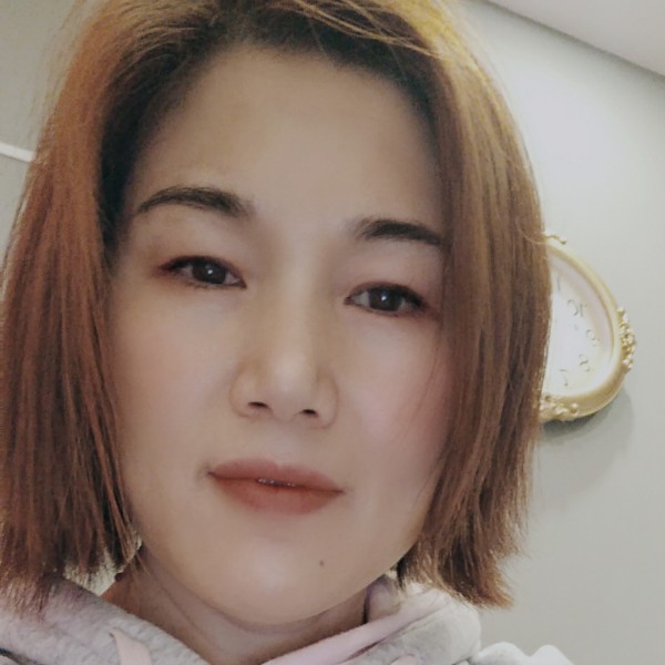 银杏飘落的照片