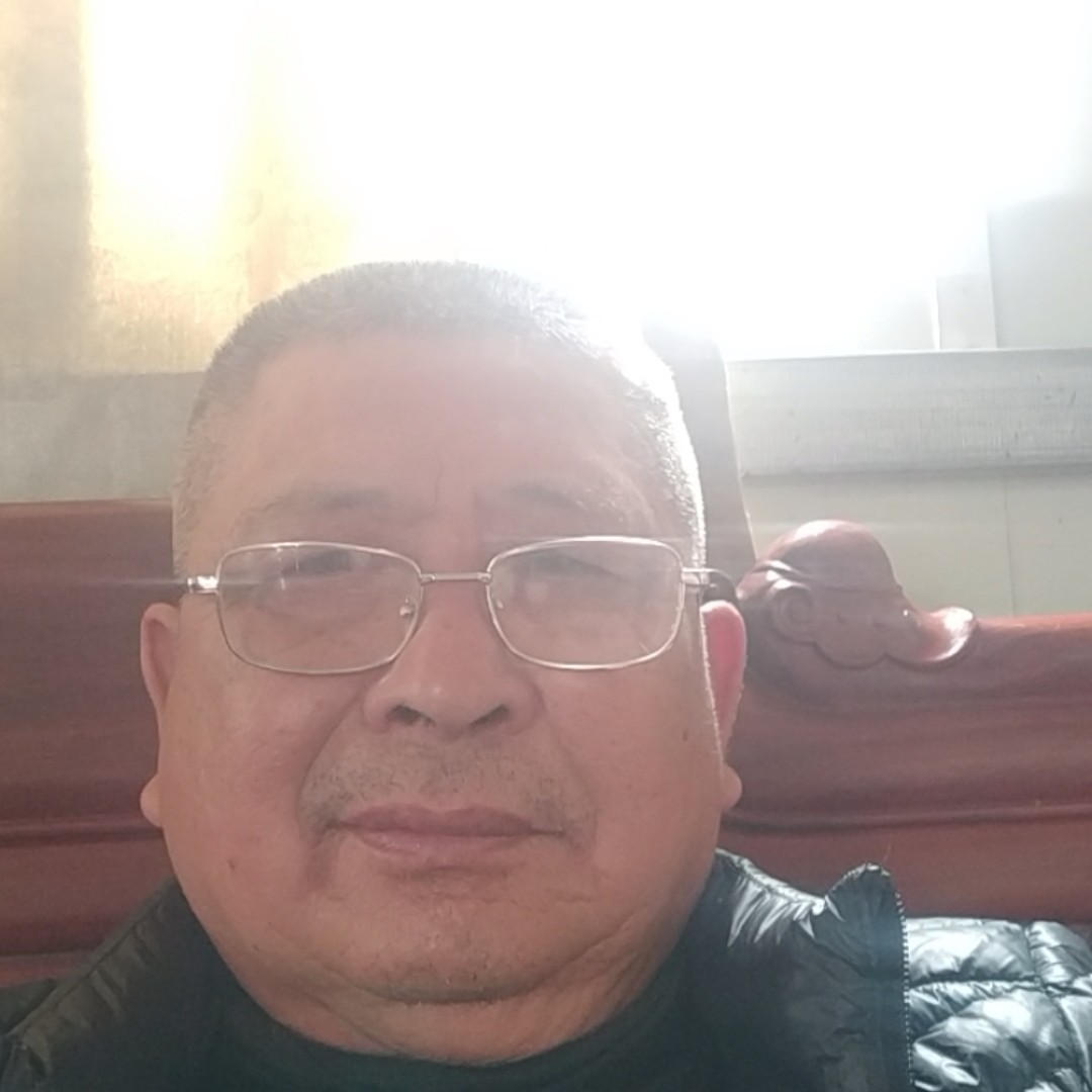 动人邂逅台灯的照片
