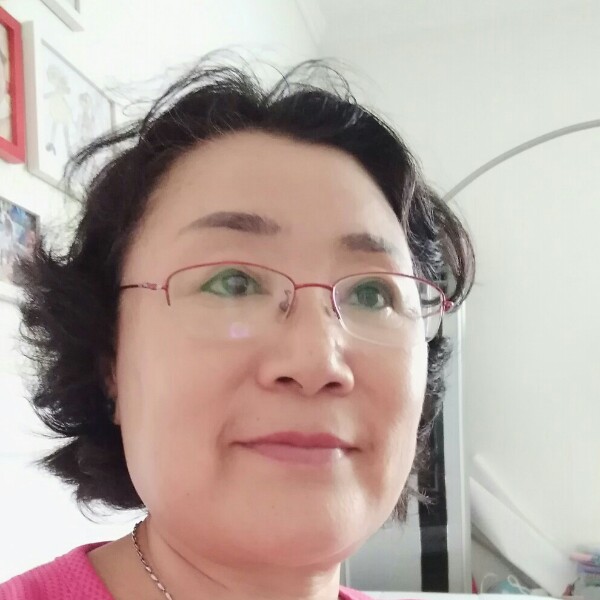 红玫瑰等待自然的照片