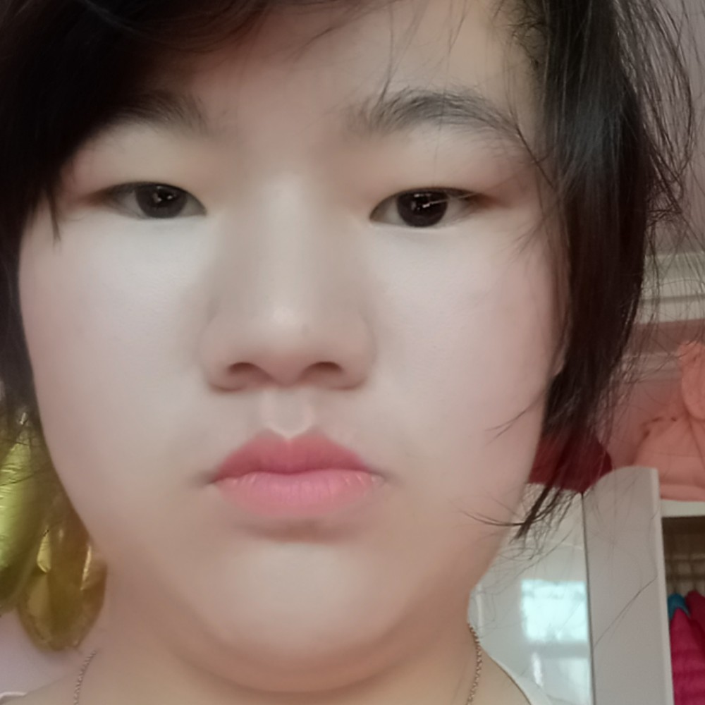 晨曦拿笨笨的照片