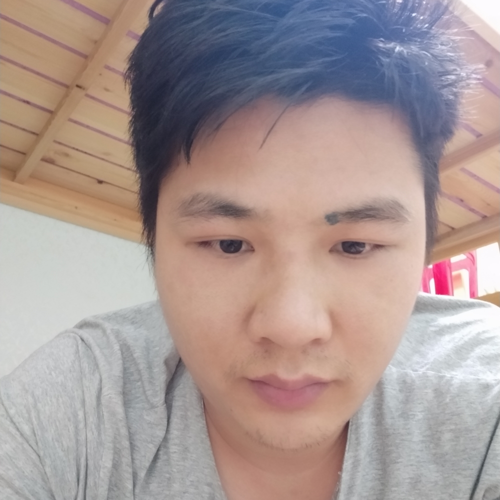 夜下路灯人的照片