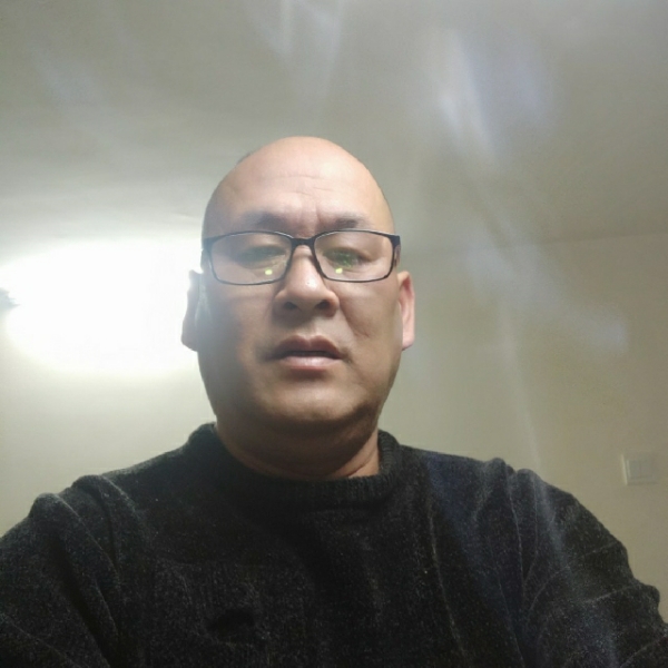 路人打等待的照片