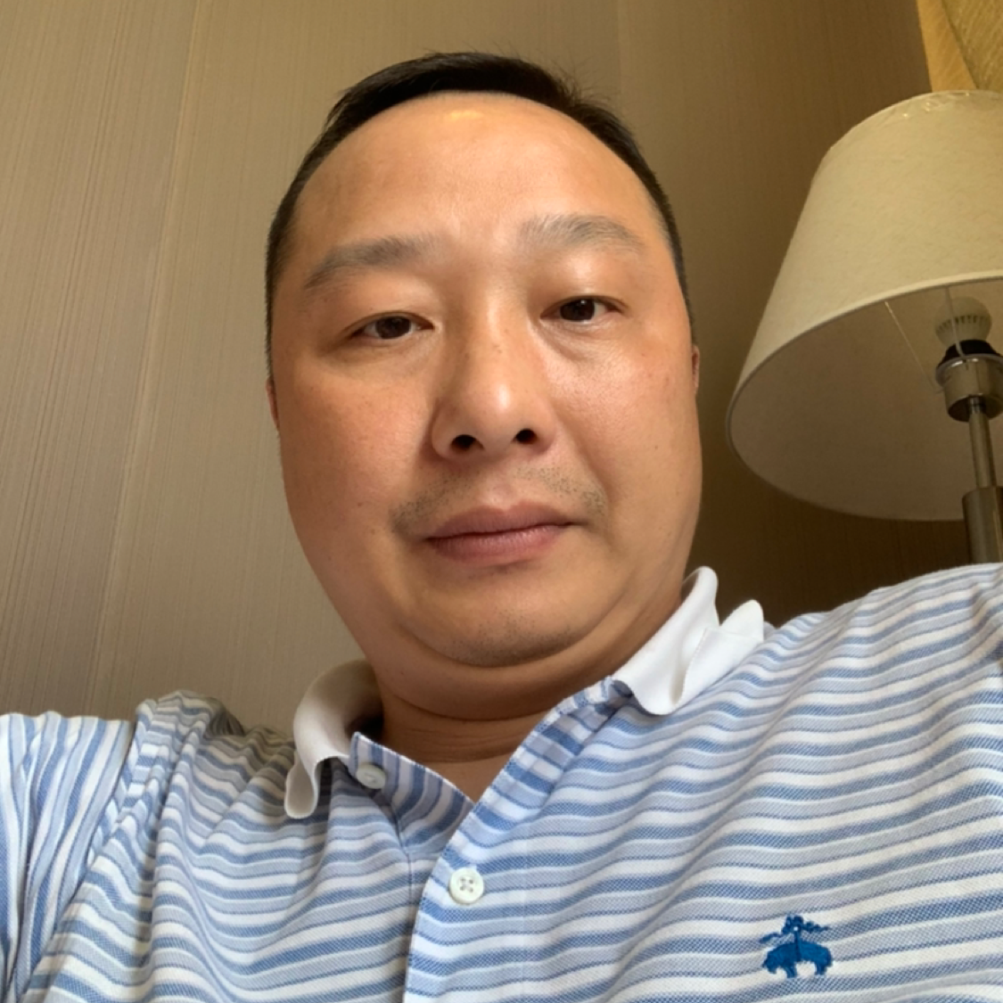 清秀浅吻诺言的照片