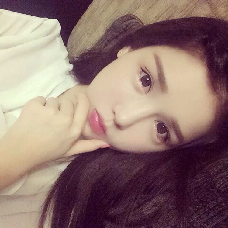 天真挽手陌颜的照片