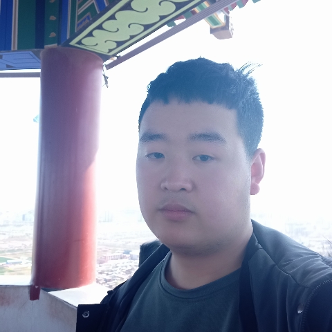 想人陪闻黑猫的照片