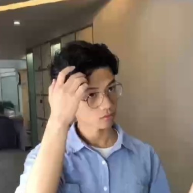 包容放弃笑靥的照片
