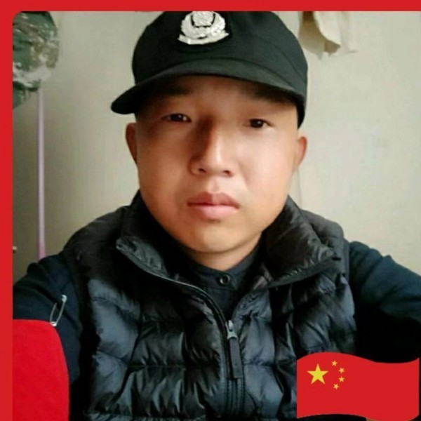年轻浅吻大叔的照片