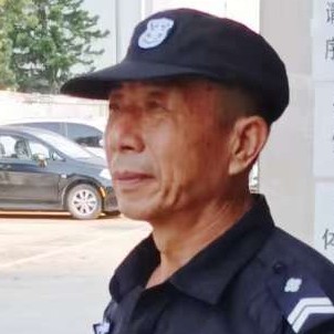 俊秀深拥人生的照片