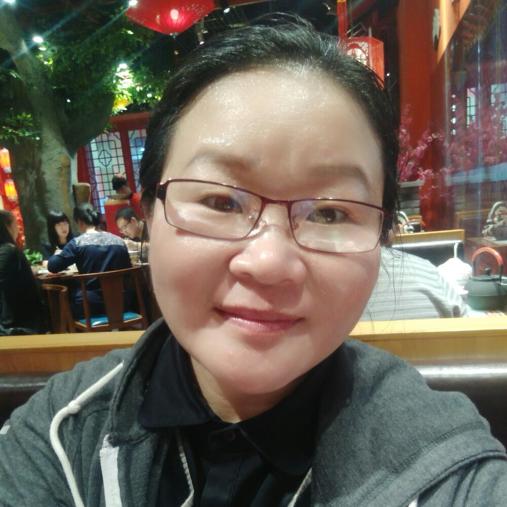 阳光下的水草的照片